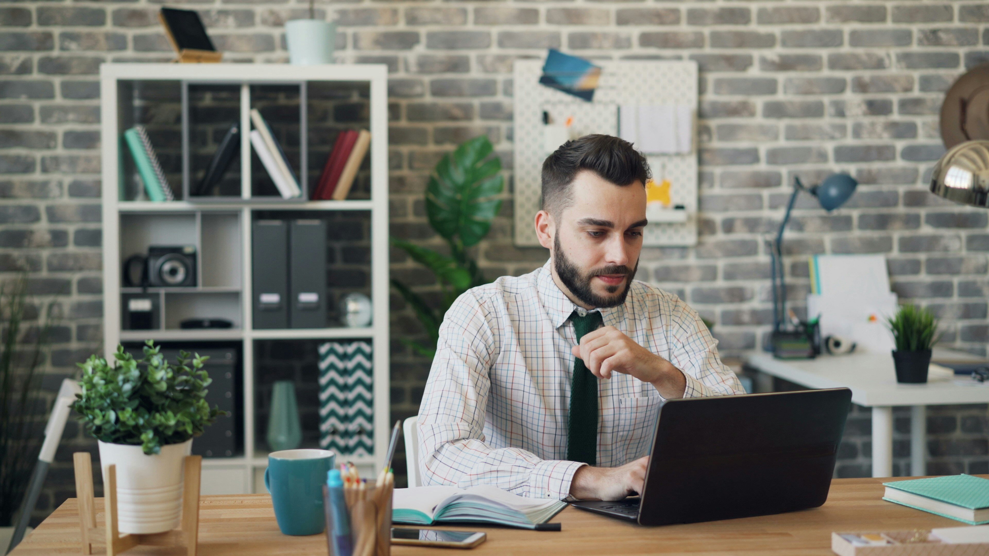 man focused on work - E-Commerce Monitoring