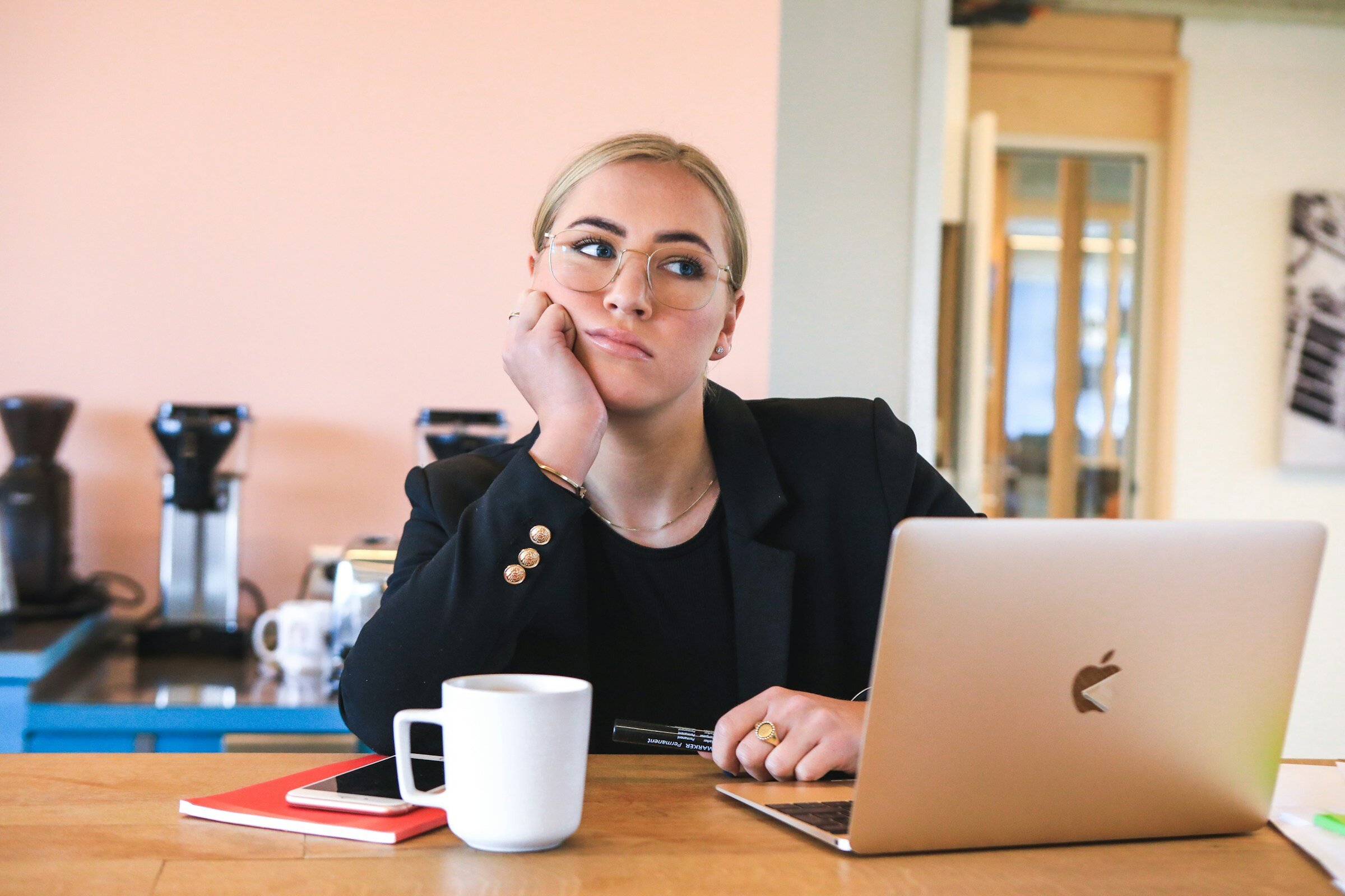 woman wondering about Logicmonitor Alternatives