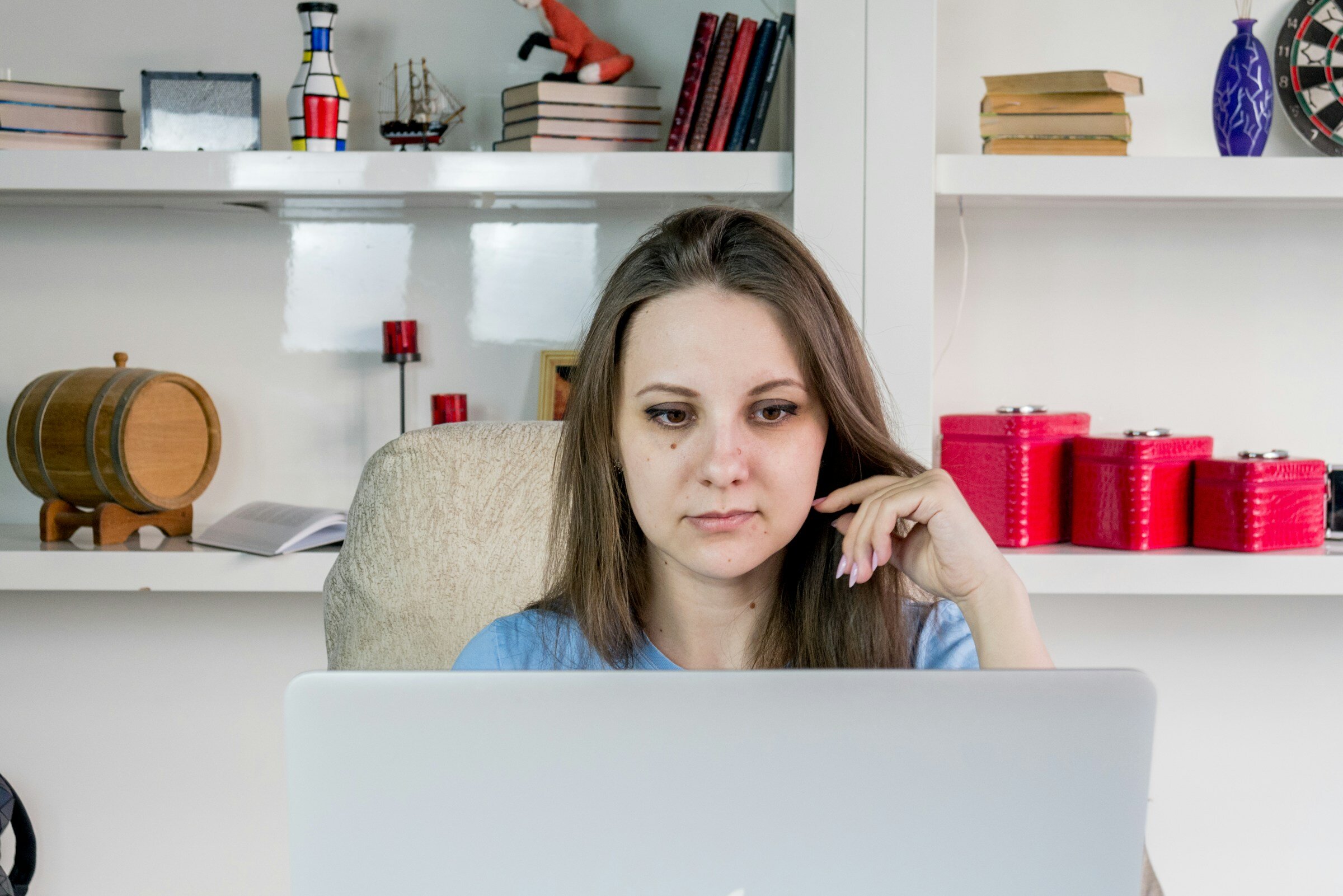 woman looking at key metrics - E-Commerce Monitoring