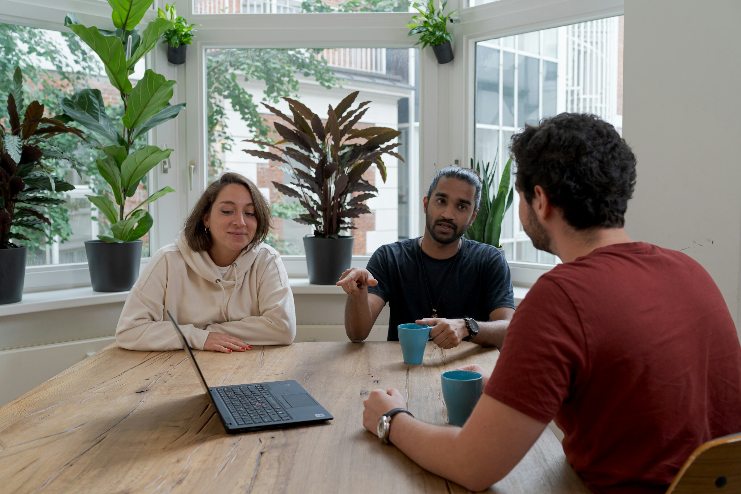 a team meeting - End User Experience Monitoring Tools