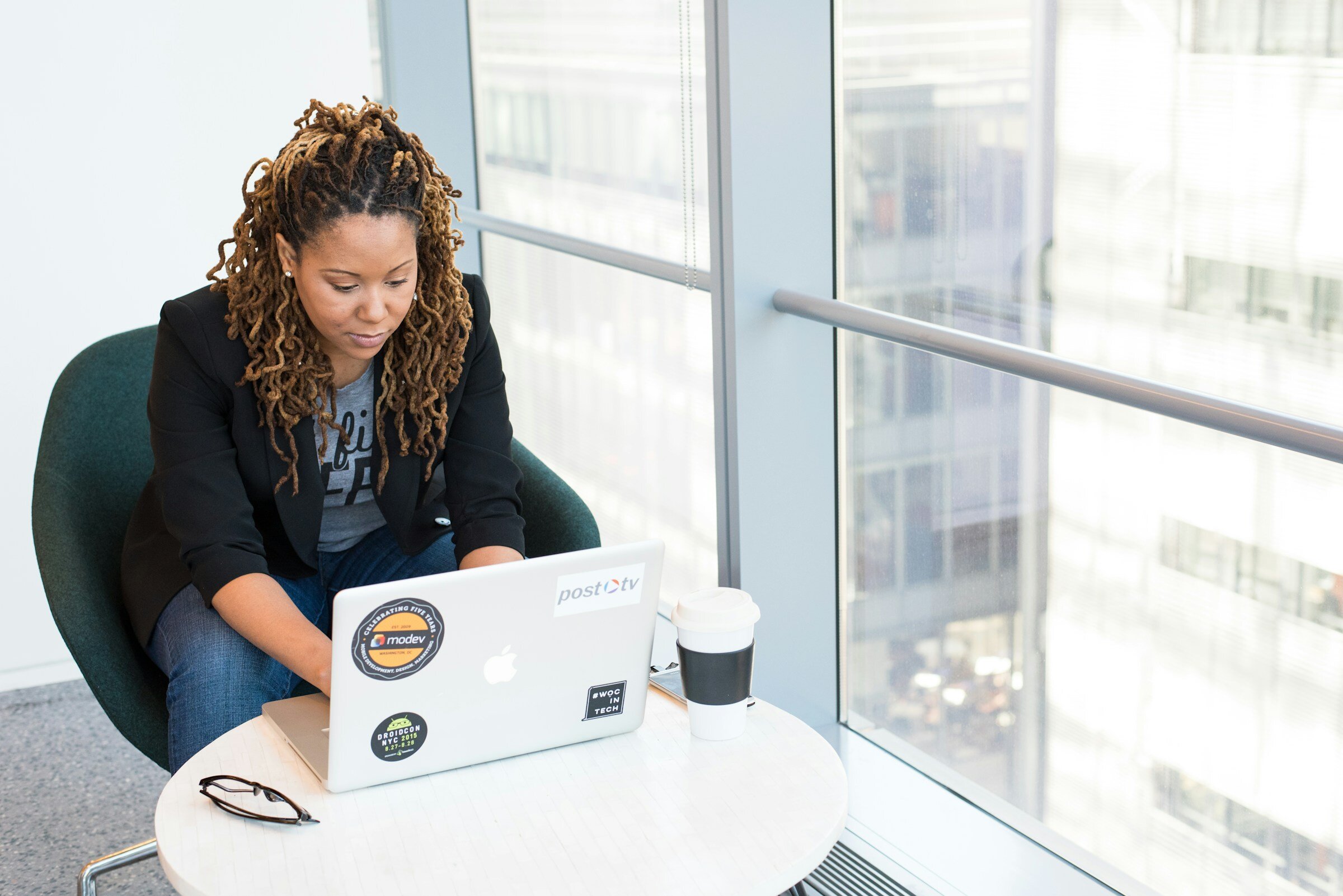 woman working alone - Front End Observability