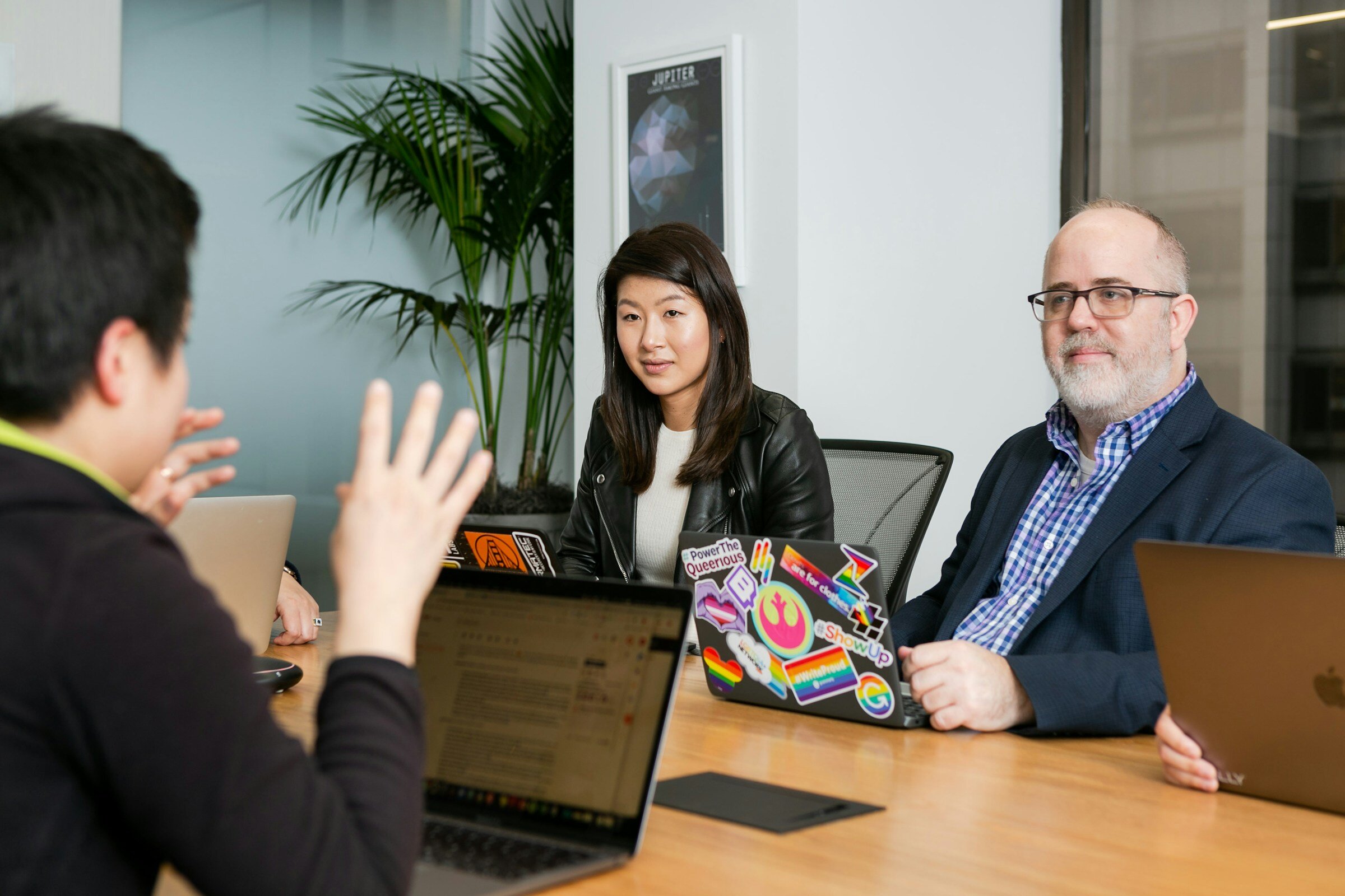 man discussing with team - Opentelemetry Frontend